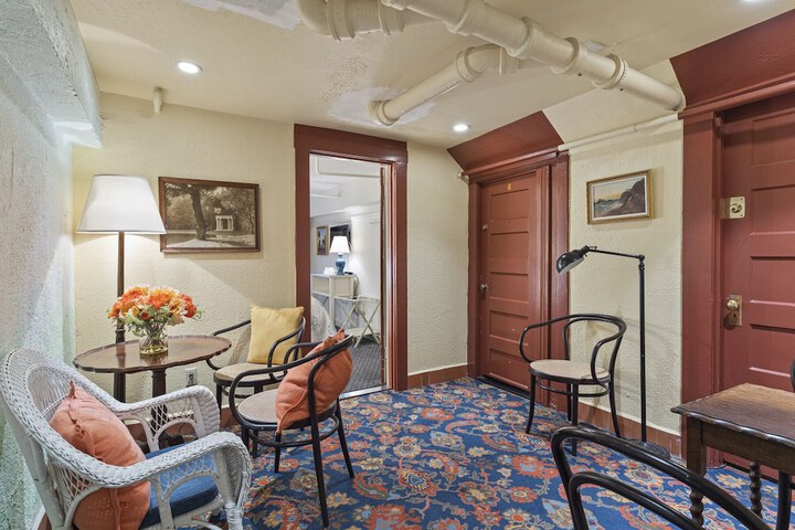 Room 16 of 38