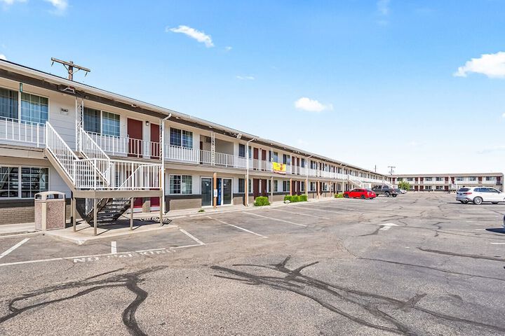 Super 8 by Wyndham Ontario