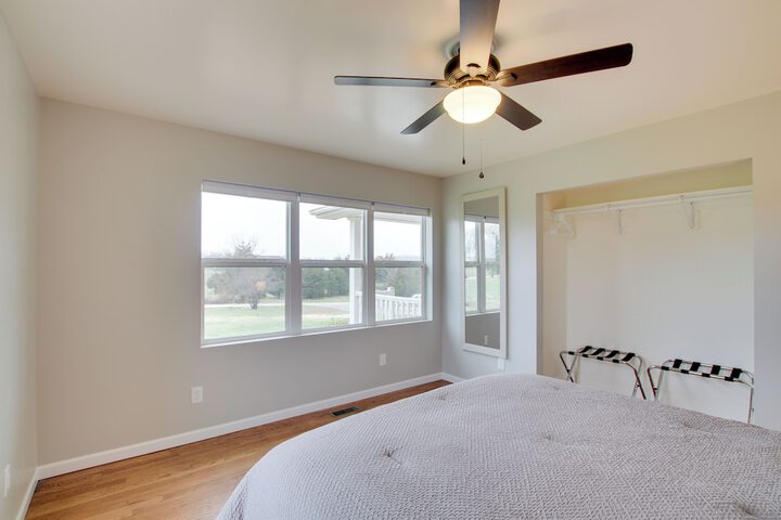 Chic Ste Genevieve Home w / Nice Interior Amenities