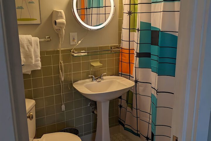Room 33 of 62