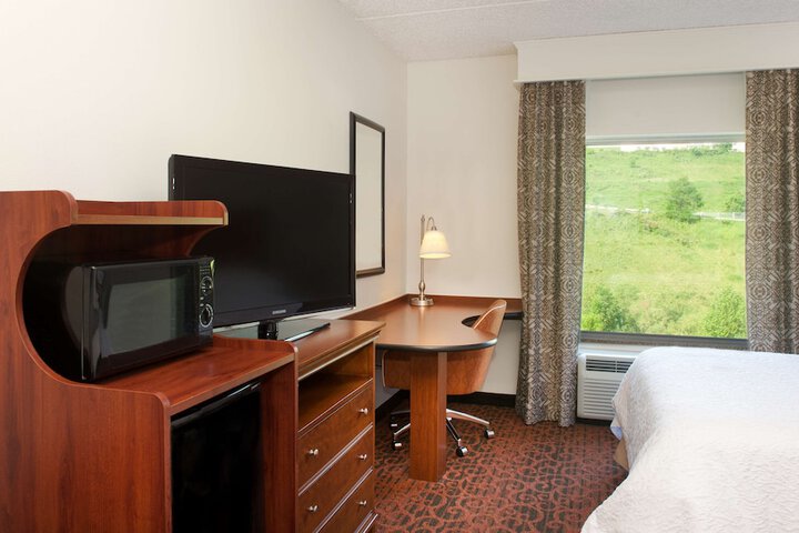 Hampton Inn & Suites Pittsburgh-Meadow Lands