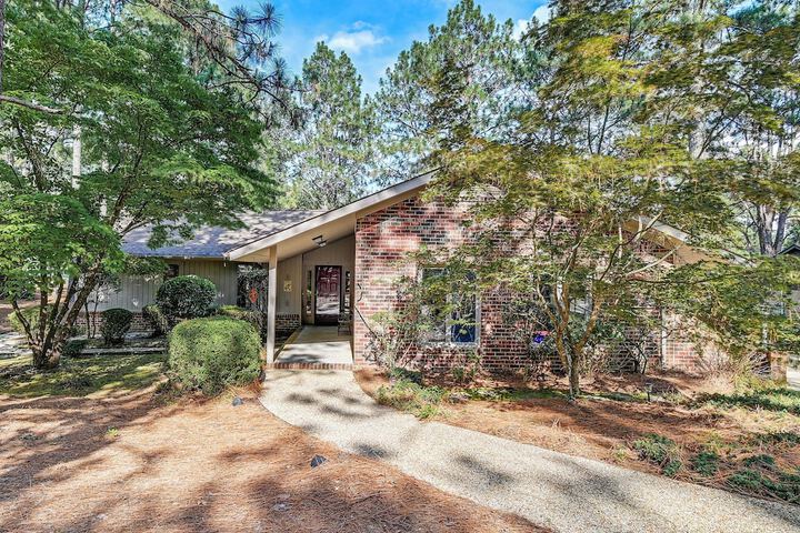 Charming Pinehurst Getaway w / Golf Course View!