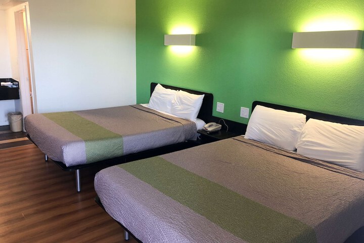 Room 32 of 46
