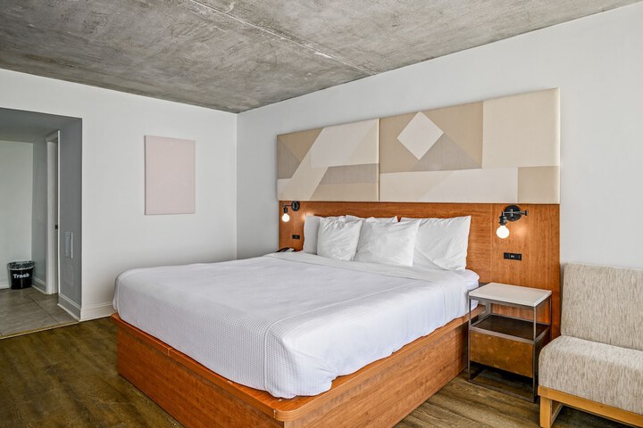 Room 40 of 77