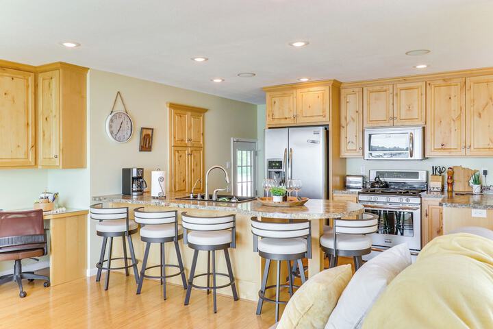 Lakeside Alexandria Retreat w / Deck + Boat Dock!