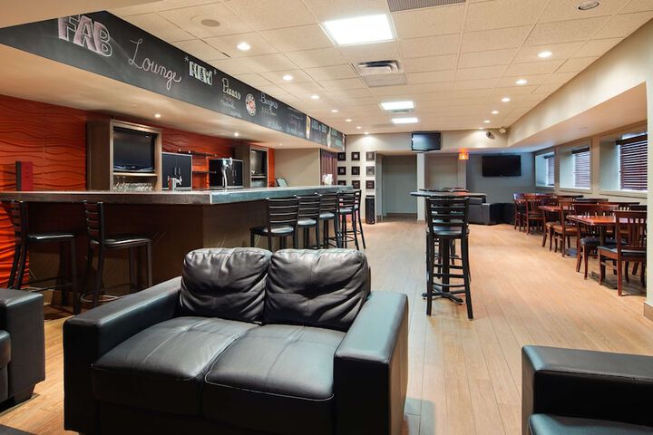 Lounge 31 of 36
