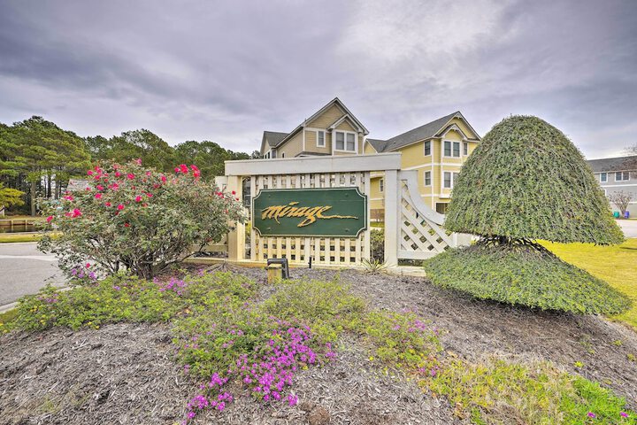 Coastal Home w / Community Pool 2 Miles to Beach!