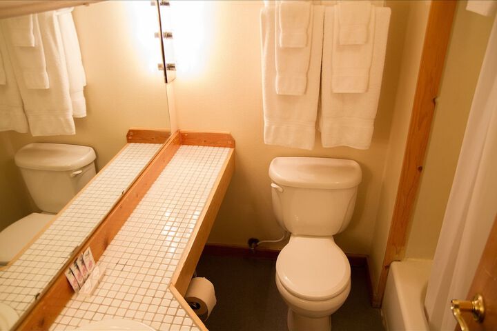 Whittakers Motel & Historic Bunkhouse