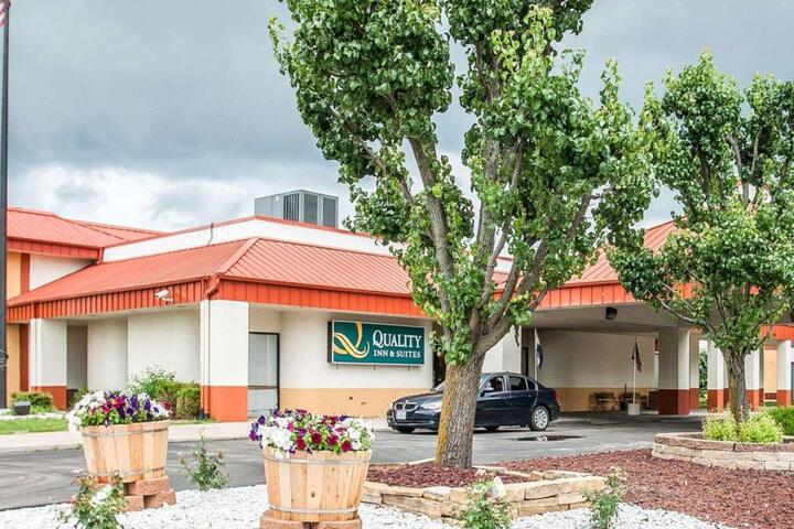 Quality Inn & Suites Kansas City I-435n Near Sports Complex