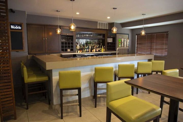 Lounge 21 of 27