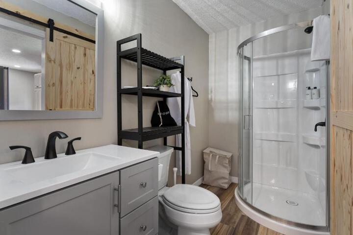 Spacious Cabin Near Hocking Hills and Caves with Hot Tub and Firepit