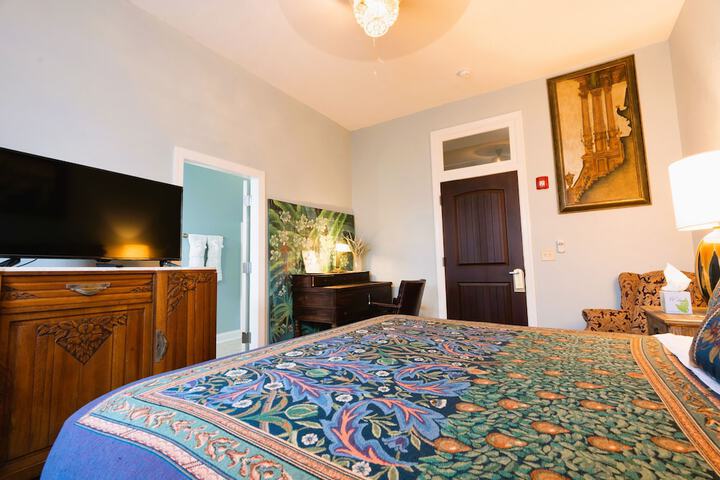 Oaak Tree Hotel