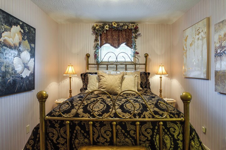 Large & Private Guest House Apt w / Patio + Views!