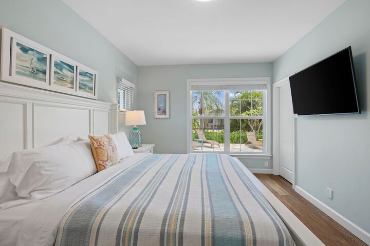 Sardinia Vacation Rental: Delightful Coastal Home near Vanderbilt Beach. Relax in a Private Pool and Spacious 4-BR Retreat with Modern Amenities. Ideal for Families. Minutes from Mercato and Local Attractions