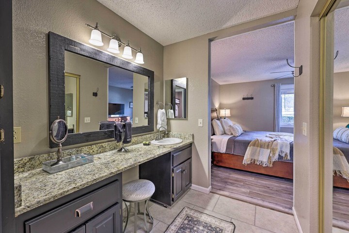 Bella Vista Home w / Deck + Trails: on Golf Course!