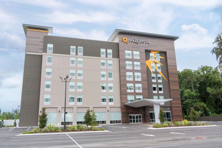 La Quinta Inn & Suite by Wyndham Lake City