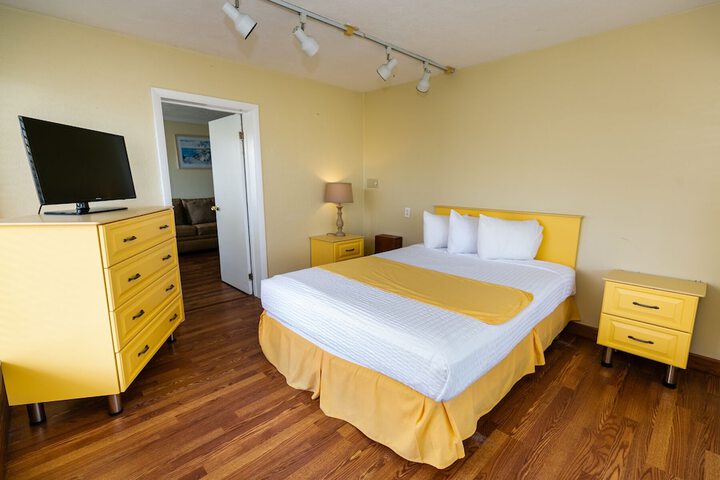 Room 13 of 32