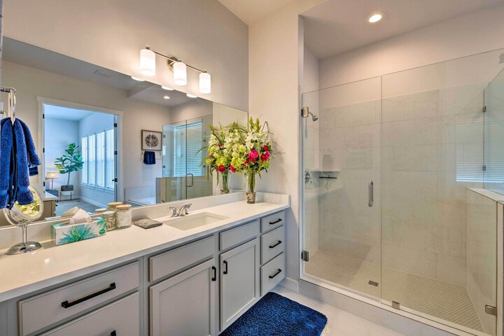 Inviting Hideout Townhome w / Balcony & Lake Views!