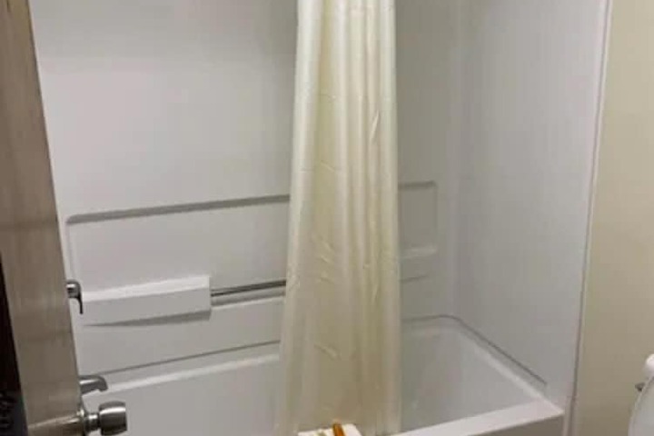 Room 8 of 11