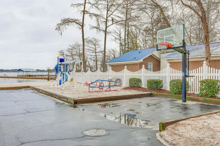 Townhome w / Outdoor Pool & White Lake Access!