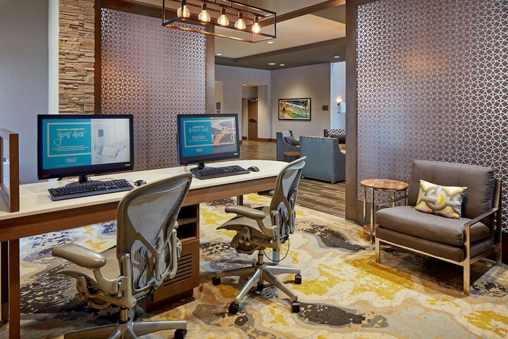Business Center 32 of 34