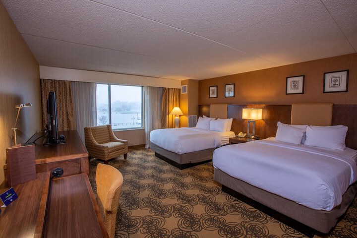DoubleTree by Hilton Bay City - Riverfront