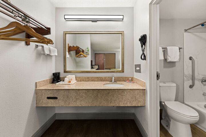 Room 11 of 28