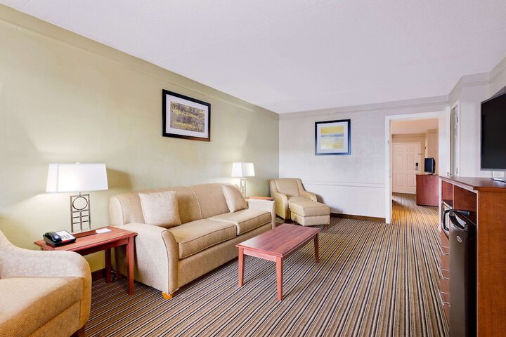 Room 4 of 15