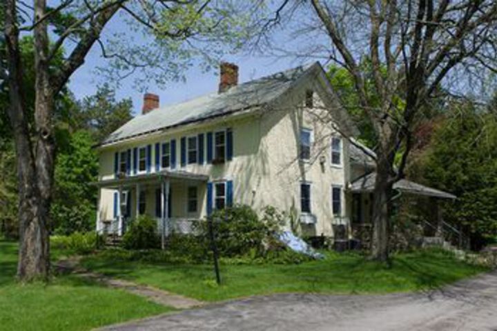 Le Petit Chateau Inn