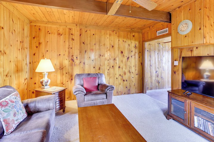 Lakefront Home w / Game Room Kayaks, & Fire Pit