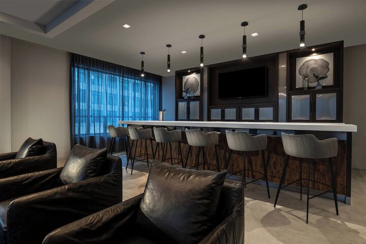 Lounge 35 of 43