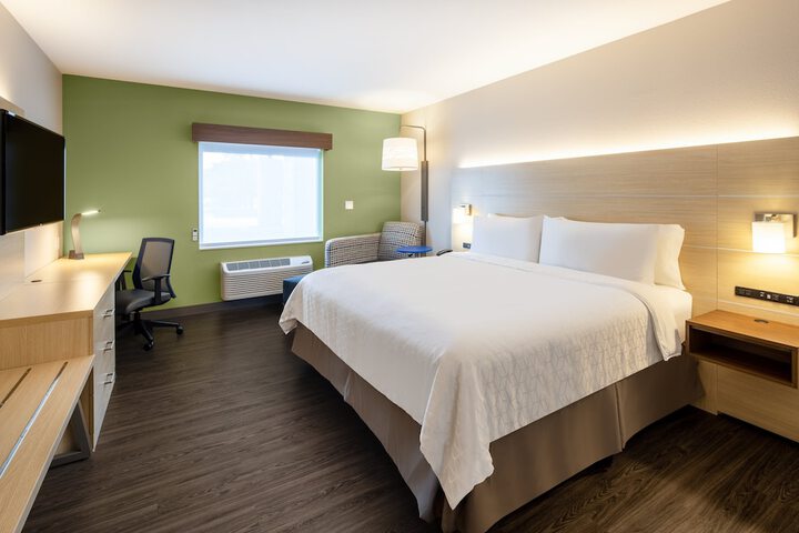 Holiday Inn Express & Suites Ft. Myers Beach-Sanibel Gateway by IHG