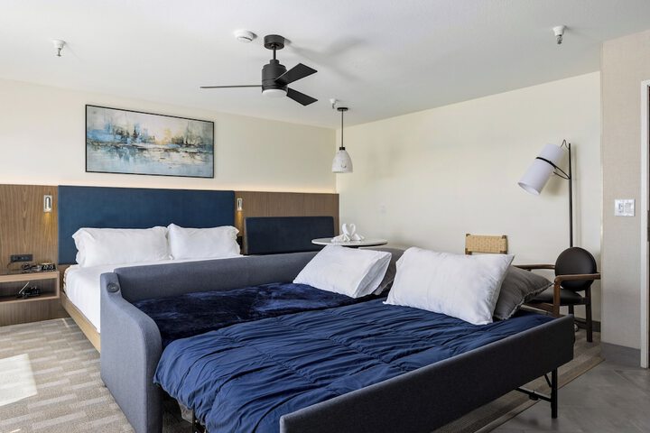 456 Embarcadero Inn & Suites