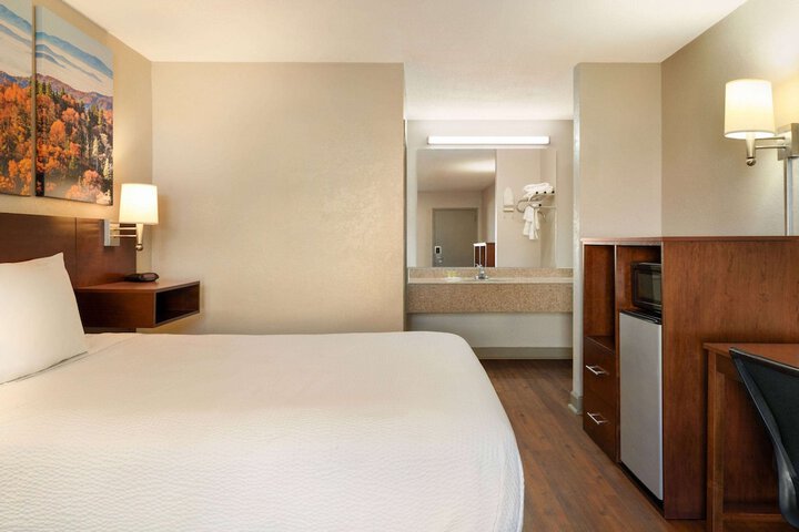Room 16 of 30