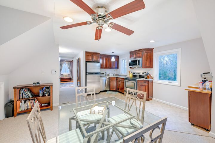 Cozy Dix Hills Apt w / Deck 7 Mi to Beach!