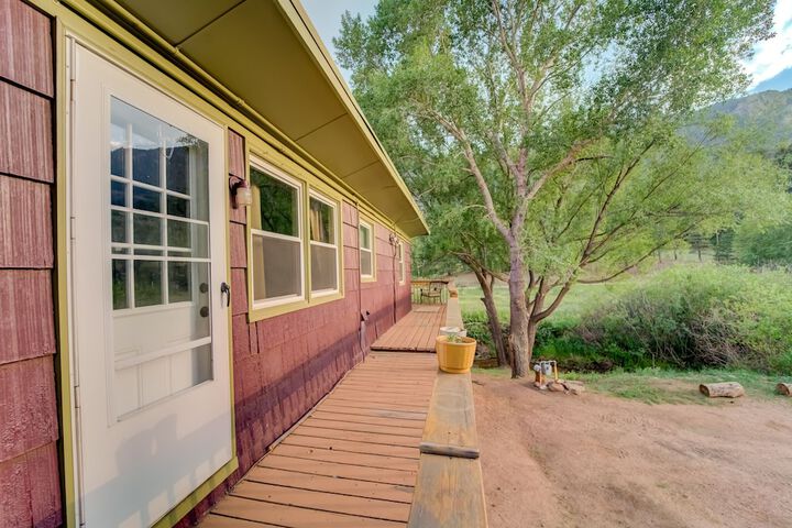 7 Bedroom on the Side of Pikes Peak on a Mountain Stream