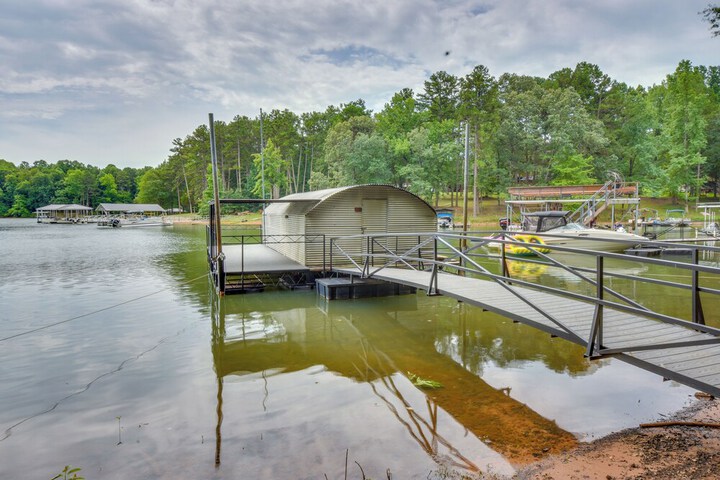 Peaceful Lake Hartwell Gem w / Boat Dock