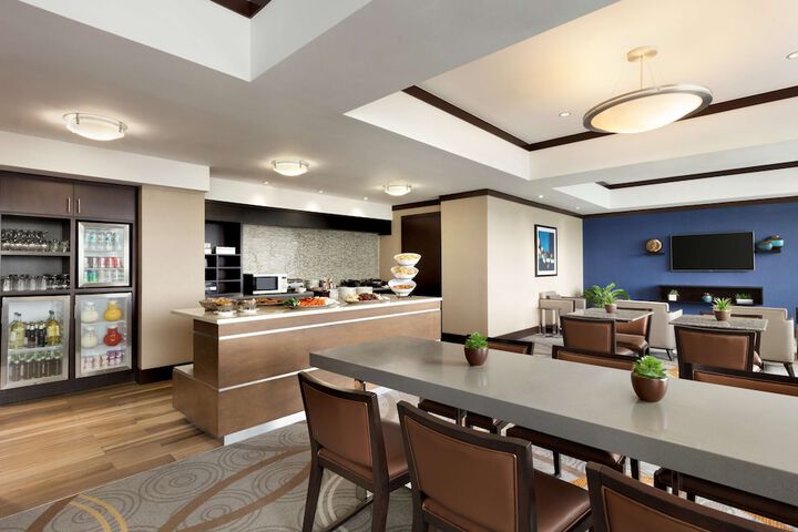 Lounge 65 of 73
