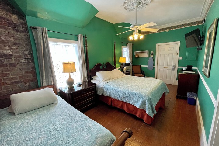 Room 43 of 100