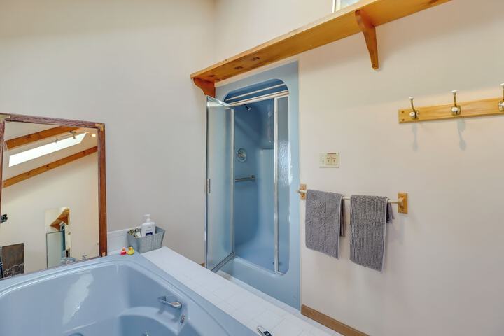 Near Skiing: Lakefront Gem w / Kayaks in Long Pond
