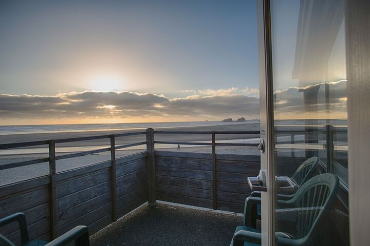 The Waves / The Argonauta Inn/The White Heron Lodge