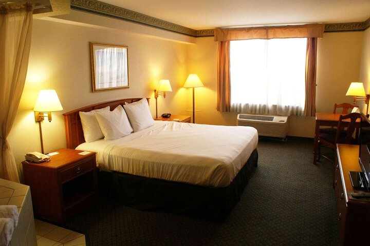 Country Inn & Suites by Radisson Lansing, MI
