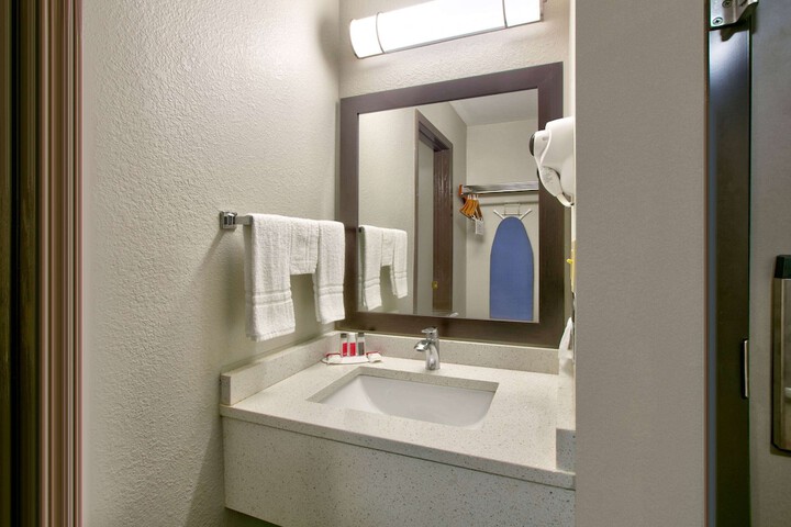 Room 10 of 28