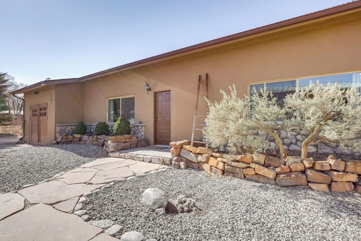 Artsy Studio w / Patio: 25 Mi to Santa Fe