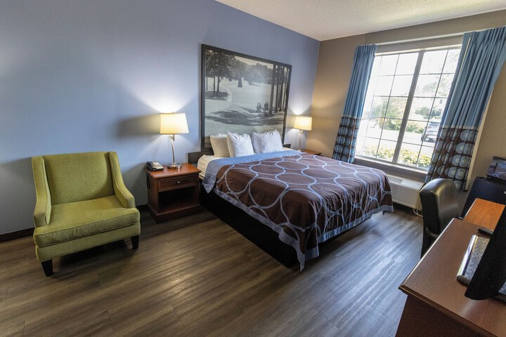 Super 8 by Wyndham Smithfield / Selma