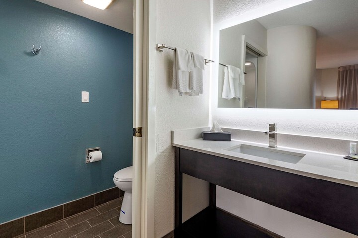 Room 10 of 33
