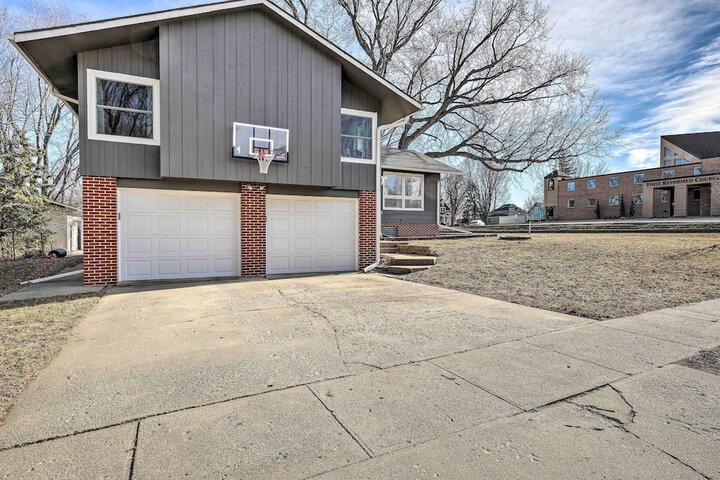 Sioux Center Split-level Home w / Game Room!