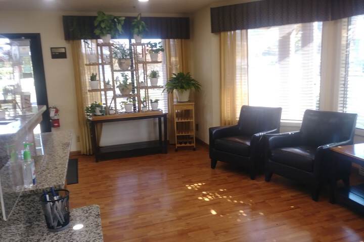Oakridge Inn & Suites