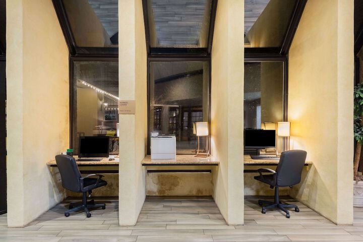 Business Center 75 of 82