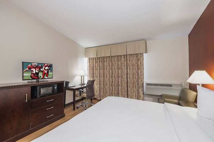 Red Roof Inn & Suites Mt. Holly - McGuire AFB